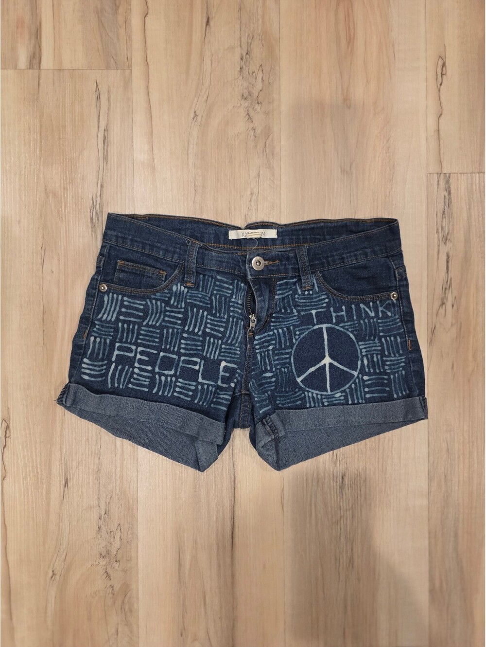 XXI Denim Women's Denim Shorts Size 25 with Peace and Think People Design